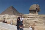Nous avons �t� surpris de voir que le sphinx ne domine pas la situation, mais qu'il se trouve au fond d'une carri�re, d'o� il d�passe un peu