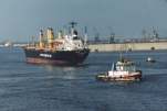 Nous �tions amarr�s dans le port marchand