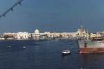 Au fond, vous pouvez admirer le palais du Roi Farouk ... devant lequel sont amarr�s quelques navires de guerre.