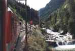 En route pour Zermatt. Difficile de penser que ce petit cours d'eau a dtruit la voie BVZ durant Lotthard.