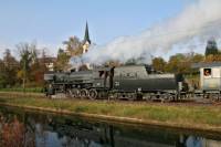 Brglen est souvent le cadre de photos ferroviaires ... et pour cause ! Ici la 52 221 frachement rvise, en route pour St-Sulpice (NE)