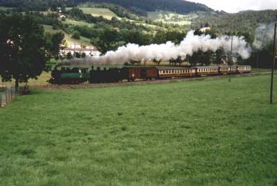 Une double traction assure par des locomotives d'associations, d'ge et gnrations diffrentes. Photo de Christian Jaquier