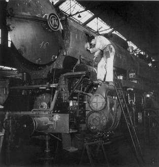 Photo Vdr-Christian Dubruille reprise du livre "Les locomotives  vapeur unifies 241P, 240P, 150P" de Bernard Collardey et Andr Rasserie, dit par La vie du Rail, ISBN 2-902 808-93-3